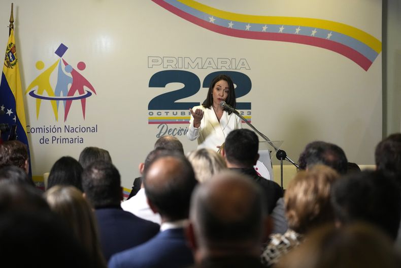 María Corina Machado ofrece una conferencia de prensa en la Comisión Nacional de Primarias que reconoció su victoria en las elecciones primarias organizadas por la oposición para elegir a un candidato presidencial único en Caracas, Venezuela, el jueves 26 de octubre de 2023. (AP Foto/Ariana Cubillos)
