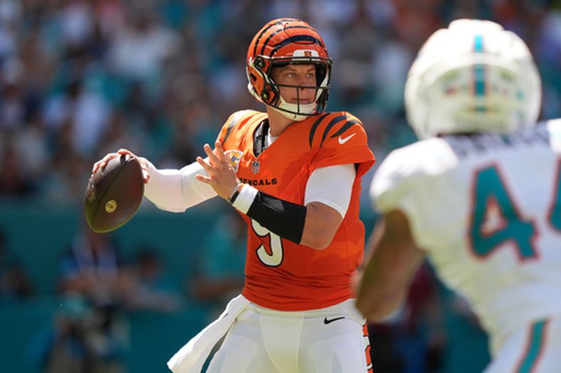 El quarterback de los Bengals de Cincinnati Joe Burrow busca a quien lanzar el balón en el encuentro ante los Dolphins de Miami el domingo 11 de octubre del 2026. (AP Foto/Rebecca Blackwell)
