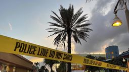 Un perímetro policial limita la zona donde se produjo un tiroteo cerca del paseo marítimo de Hollywood en Hollywood, Florida, el lunes 29 de mayo de 2023. (Mike Stocker/South Florida Sun-Sentinel via AP)