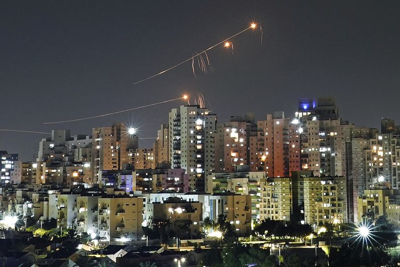 El sistema de defensa israelí intercepta un cohete lanzado desde la Franja de Gaza sobre Ascalón, Israel, el viernes 1 de diciembre de 2023. (AP Foto/Tsafrir Abayov)