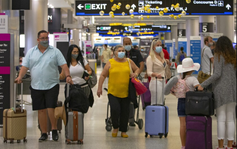Estados Unidos endurecerá los requisitos para los viajeros internacionales por la variante Ómicron de coronavirus