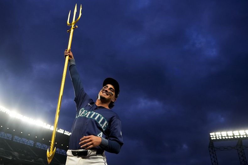 Josh Rojas, de los Marineros de Seattle, levanta un tridente para festejar el triunfo sobre los Medias Blancas de Chicago, el martes 11 de junio de 2024 (AP Foto/Lindsey Wasson)