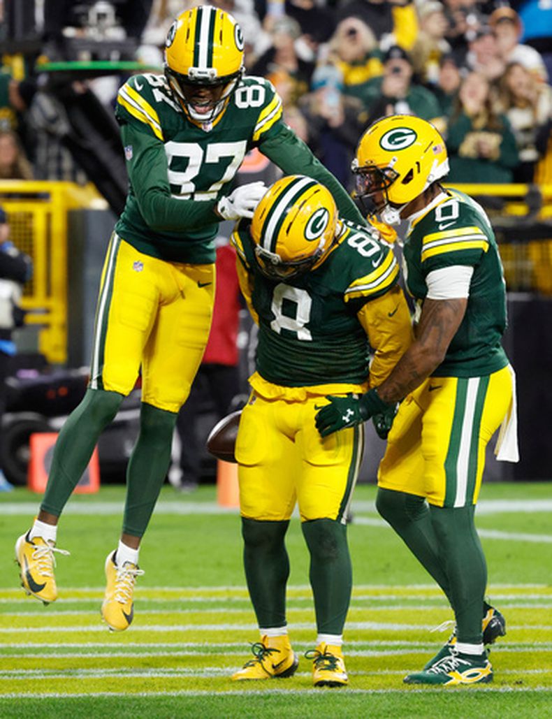 Josh Jacobs, corredor de los Packers de Green Bay, festeja tras anotar ante los Panthers de Carolina, el jueves 29 de octubre de 2026 (AP Foto/Mike Roemer)