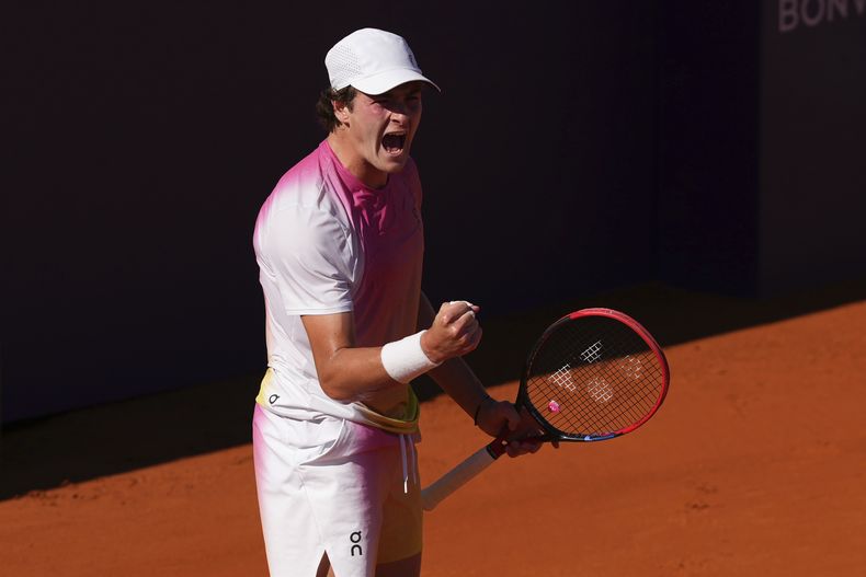Joao Fonseca celebra tras ganar un punto ante Francisco Cerúndolo en la final del Abierto de Argentina, el domingo 16 de febrero de 2025, en Buenos Aires. (AP Foto/Gustavo Garello)