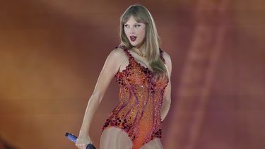 ARCHIVO - Taylor Swift se presenta en el Paris Le Defense Arena durante su concierto Eras Tour en París, el 9 de mayo de 2024. (AP Foto/Lewis Joly, Archivo)