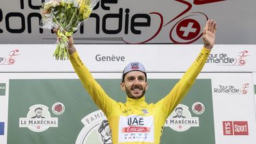 Adam Yates del equipo UAE Team Emirates celebra en el podio tras proclamarse campeón del Tour de Romandía, el domingo 30 de abril de 2023, en Ginebra. (Jean-Christophe Bott/Keystone vía AP)