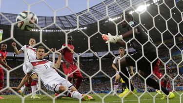 americateve | El jugador de Alemania, Miroslav Klose, izquierda, anota un gol contra Ghana en el Mundial el s&aacute;bado, 21 de junio de 2014, en Fortaleza, Brasil. (AP Photo/Frank Augstein)