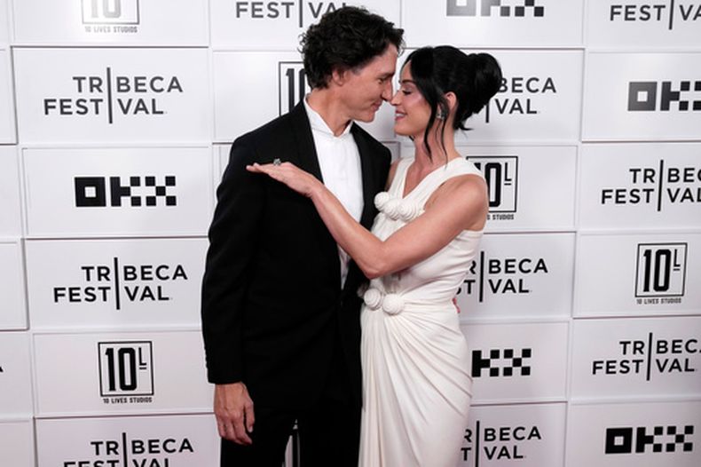 El ex primer ministro de Canadá, Justin Trudeau, y Katy Perry asisten al estreno de Katy Perry: The Lifetimes Tour - Live from Paris, el lunes 8 de mayo de 2026, en el BMCC Tribeca Performing Arts Center de Nueva York. (Foto de Charles Sykes/Invision/AP)