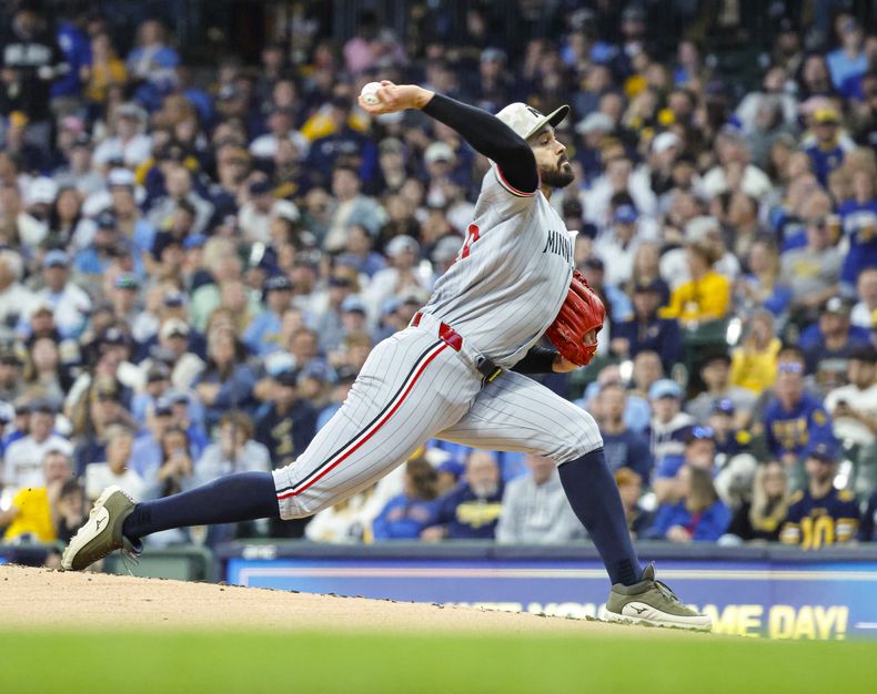 El venezolano Pablo López, de los Mellizos de Minnesota, hace un pitcheo a los Cerveceros de Milwaukee, en el juego del sábado 17 de mayo de 2025 (AP Foto/Jeffrey Phelps)