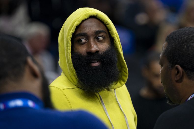 En foto del domingo 29 de octubre del 2023, James Harden de los 76ers de Filadelfia en ropa de calle durante en el encuentro ante los Trail Blazers de Portland. El martes 31 de octubre del 2023, Harden es canjeado a los Clippers de Los Ángeles. (AP Foto/Chris Szagola)