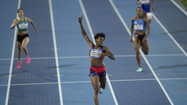 Marileidy Paulino festeja al conquistar los 400 metros en los Juegos Centroamericanos y del Caribe de San Salvador, el jueves 6 de julio de 2023 (AP foto/Arnulfo Franco)