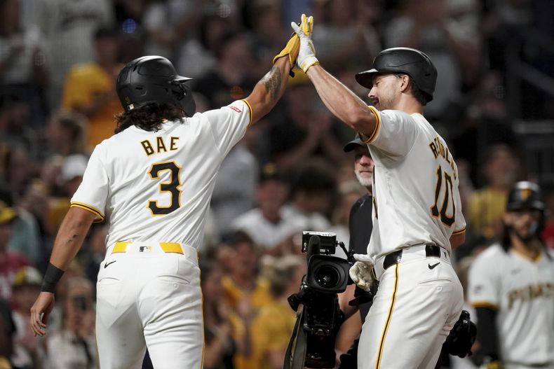 Bryan Reynolds felicitado Ji Hwan Bae de los Piratas de Pittsburgh tras su jonrón de dos carreras en la sexta ante los Diamondbacks de Arizona el sábado 3 de agosto del 2024. (AP Foto/Matt Freed)