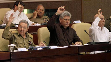 americateve | Dictador Raúl Castro asistió a la sesión extraordinaria, donde también fueron designados dos nuevos miembros del Consejo de Estado.