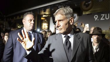 ARCHIVO - El actor y productor de cine estadounidense Harrison Ford llega para recibir el Premio a la Trayectoria en el Festival de Cine de Zúrich en Zúrich, Suiza, el 4 de octubre de 2013. (Walter Bieri/Keystone vía AP)
