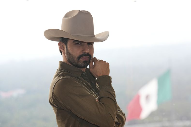 El cantante mexicano Joss Favela posa para una foto en la Ciudad de México, el lunes 18 de agosto de 2025. (Foto AP/Marco Ugarte)