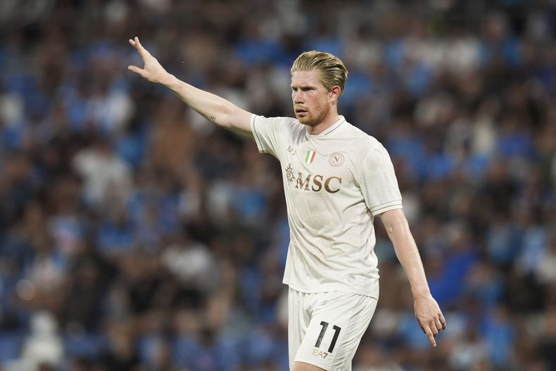 Kevin De Bruyne del Napoli durante el partido contra Sassuolo en la Serie A italiana, el 23 de agosto de 2025, en Reggio Emilia. (Massimo Paolone/LaPresse vía AP)