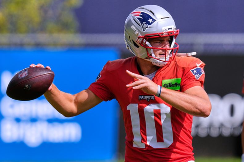 El quarterback Drake Maye (10) de los Patriots de Nueva Inglaterra durante un entrenamiento, el martes 25 de agosto de 2026, en Foxborough, Massachusetts. (AP Foto/Charles Krupa)