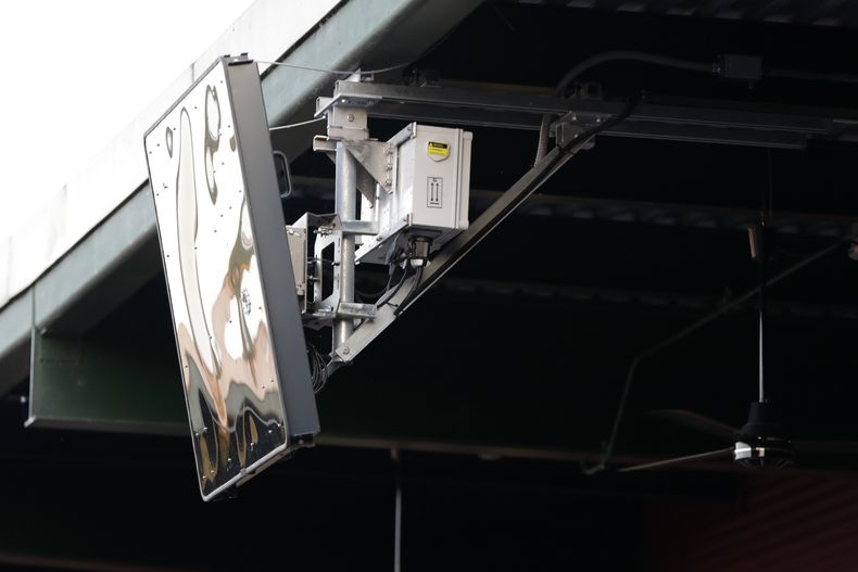 ARCHIVO - Un dispositivo de radar en el techo detrás del plato en el PeoplesBank Park durante la tercera entrada de un juego de béisbol de ligas menores All-Star de la Liga Atlántica en York, Pensilvania. Las principales ligas menores de béisbol están cambiando a un sistema de desafío a tiempo completo para su prueba de árbitros robots. Major League Baseball ha estado experimentando con el sistema automatizado de strikes de bolas en las ligas menores desde 2019. (AP Foto/Julio Cortez, Archivo)