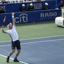 Andy Murray, de Gran Bretaña, saca durante el primer set de su primer partido en el Abierto DC en contra del estadounidense Brandon Nakashima, el miércoles 2 de agosto de 2023, en Washington. Murray, tres veces campeón de un Grand Slam, es el 15to favorito en el cuadro varonil del torneo de Washington. (AP Foto/Stephen Whyno)