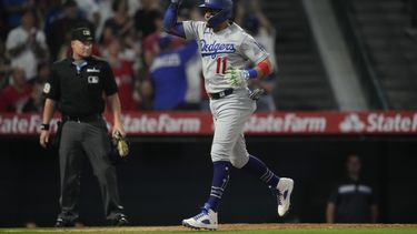 El venezolano Miguel Rojas, de los Dodgers de Los Ángeles, anota en un sencillo de Michael Busch ante los Angelinos de la misma ciudad, el martes 20 de junio de 2023 (AP Foto/Ashley Landis)
