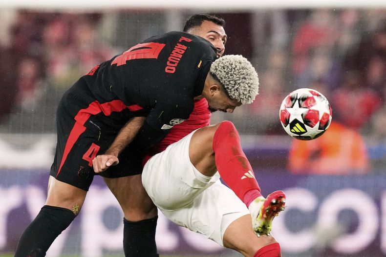 El uruguayo Ronald Araújo, del Barcelona, disputa un balón contra Vangelis Pavlidis, del Benfica, durante el partido del martes 21 de enero de 2025, en la Liga de Campeones (AP Foto/Armando Franca)