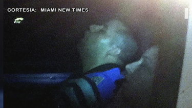 descubren a  dos policias de miami beach cuando dormian en una patrulla policial