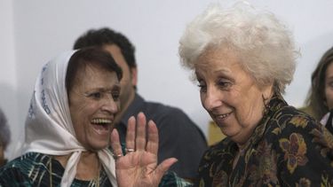 americateve | Estela de Carlotto, derecha, presidenta de las Abuelas de Plaza de Mayo, saluda junto a Taty Almeida, miembro del grupo, en conferencia de prensa en Buenos Aires, viernes 22 de agosto de 2014, al anunciar que han identificado a la nieta de la difunta cofu