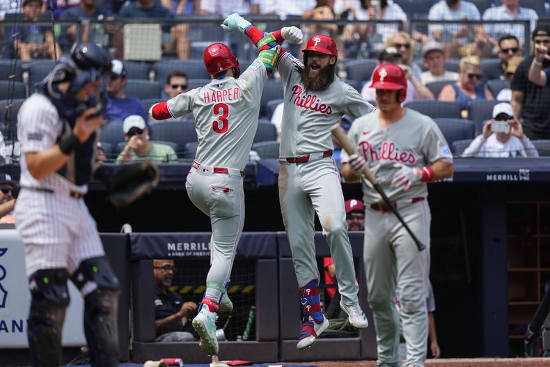 Los jugadores de los Filis de Filadelfia, Bryce Harper (3) y Brandon Marsh (16), celebran después de que Harper bateara un jonrón durante la tercera entrada de un partido de béisbol contra los Yankees de Nueva York, el sábado 26 de julio de 2025, en Nueva York. (AP Photo/Yuki Iwamura)