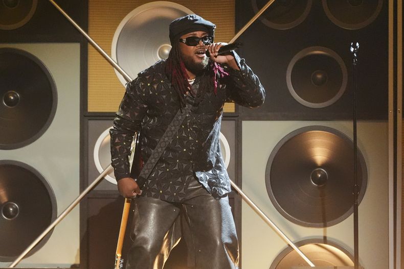 ARCHIVO - Leon Thomas interpreta Mutt durante los Premios BET en Los Ángeles el 9 de junio de 2025. (Foto AP/Chris Pizzello, archivo)
