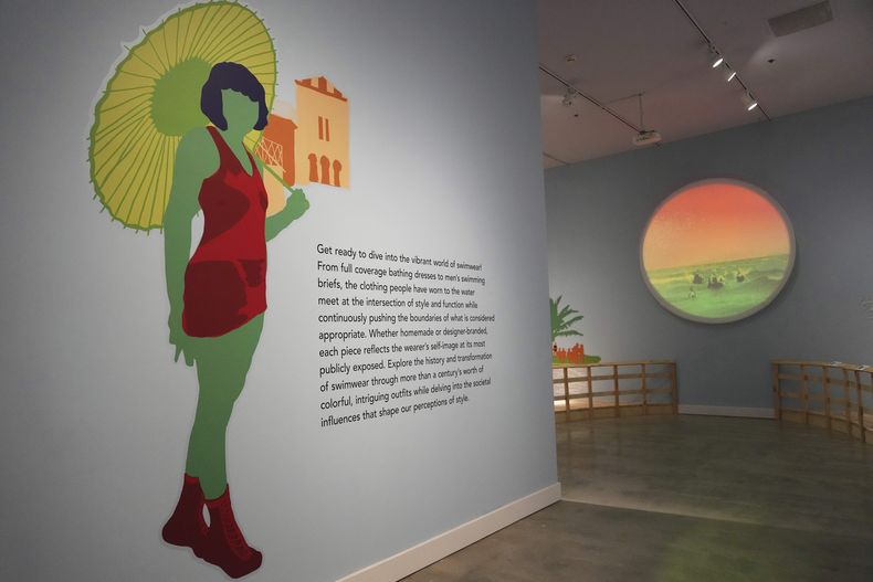 Un espacio de la exposición Waves of Style Swimwear Through the Decades, que recorre la historia de los trajes de baño en el último siglo, en el Museo HistoryMiami, el 7 de mayo de 2025, en Miami. (AP Foto/Lynne Sladky)