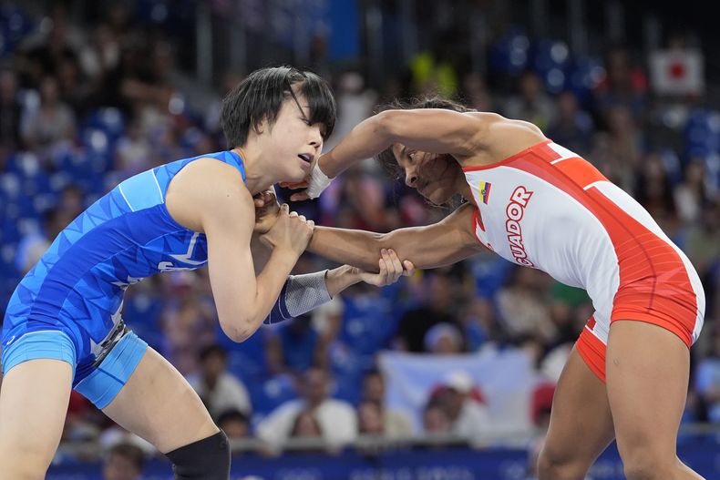 La ecuatoriana Lucía Yépez y la japonesa Akari Fujinami compiten en la final de los 53 kilogramos femeninos de la lucha libre en los Juegos Olímpicos de París, el jueves 8 de agosto de 2024. (AP Foto/Eugene Hoshiko)