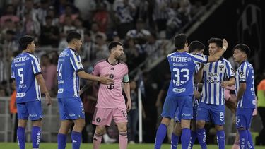 Lionel Messi se despide de los jugadores de Monterrey, que vencieron al Inter Miami en el partido de vuelta de los cuartos de final de la Copa de Campeones de la CONCACAF, el miércoles 10 de abril de 2024 (AP Foto/Eduardo Verdugo)