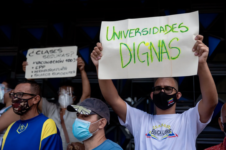 Una protesta de docentes universitarios en Venezuela (EFE/Rayner Peña/Archivo)