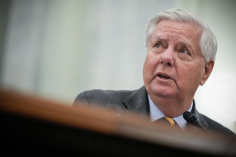 ARCHIVO - El senador republicano Lindsey Graham presenta al almirante Kevin Lunday, comandante interino de la Guardia Costera, durante una audiencia del Comité de Comercio, Ciencia y Transporte del Senado sobre la nominación de Lunday para el cargo de comandante del servicio de guardacostas, el 19 de noviembre de 2025, en el Capitolio en Washington. (AP Foto/Julia Demaree Nikhinson, archivo)