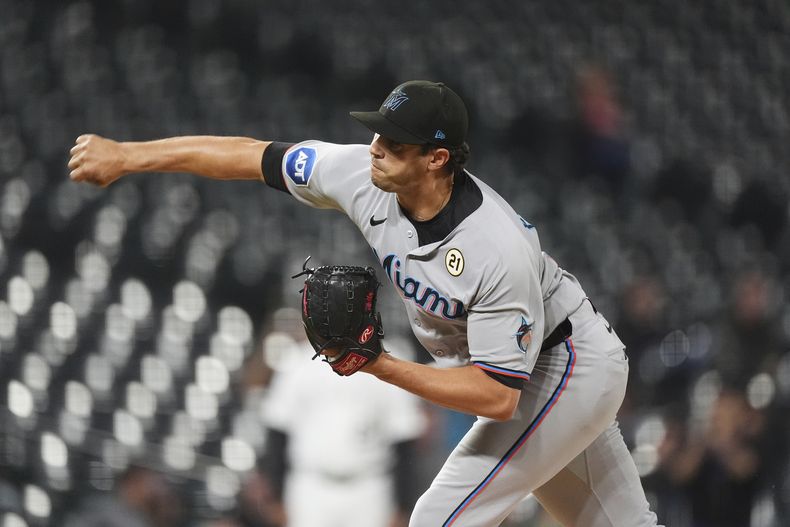 Tyler Phillips, relevista de los Marlins de Miami, labora ante los Rockies de Colorado en el juego del martes 16 de septiembre de 2025 (AP Foto/David Zalubowski)