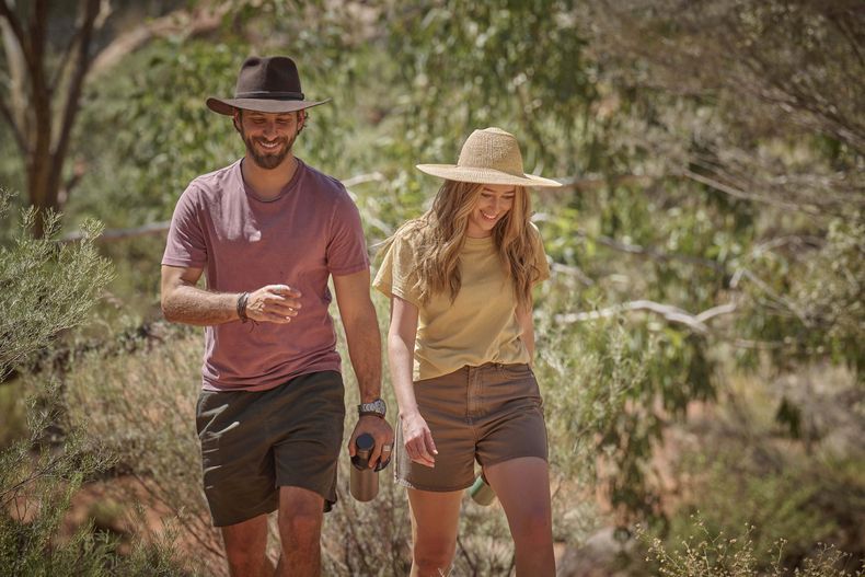 En esta imagen proporcionada por Prime Video, Sebastián Zurita, izquierda, y Alycia Debnam-Carey en una escena de The Lost Flowers of Alice Hart. (Prime Video vía AP)