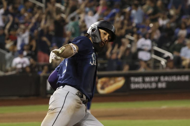 JP Crawford, de los Marineros de Seattle, festeja tras conseguir un jonrón en el encuentro del sábado 2 de septiembre de 2023, frente a los Mets de Nueva York (AP Foto/Jason DeCrow)