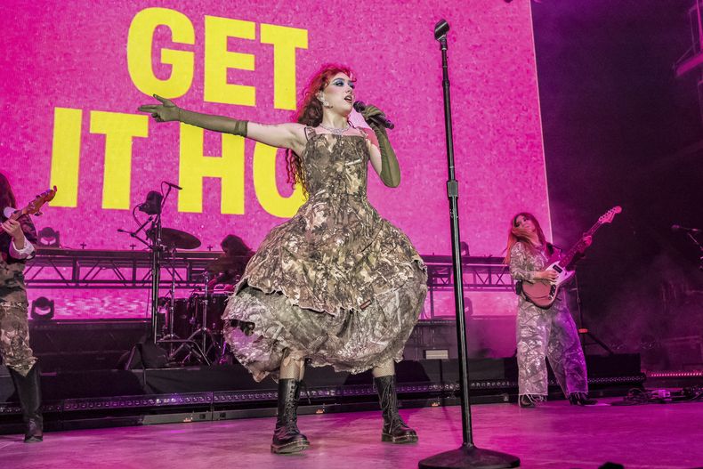 Chappell Roan actúa durante The Midwest Princess Tour el martes 1 de octubre de 2024 en el anfiteatro FirstBank en Franklin, Tennessee. (Foto Amy Harris/Invision/AP)