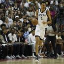 Victor Wembanyama de los Spurs de San Antonio avanza con el balón en el encuentro de la Liga de Verano ante los Hornets de Charlotte el viernes 7 de julio del 2023. (AP Foto/John Locher)