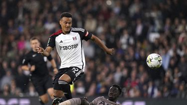 El defensa colombiano Davinson Sánchez del Tottenham Hotspur disputa el balón ante Rodrigo Muniz del Fulham (izquierda), durante el partido de la 2da ronda de la Copa de la Liga en Craven Cottage, Londres. Martes 29 de agosto de 2023. (John Walton/PA via AP)