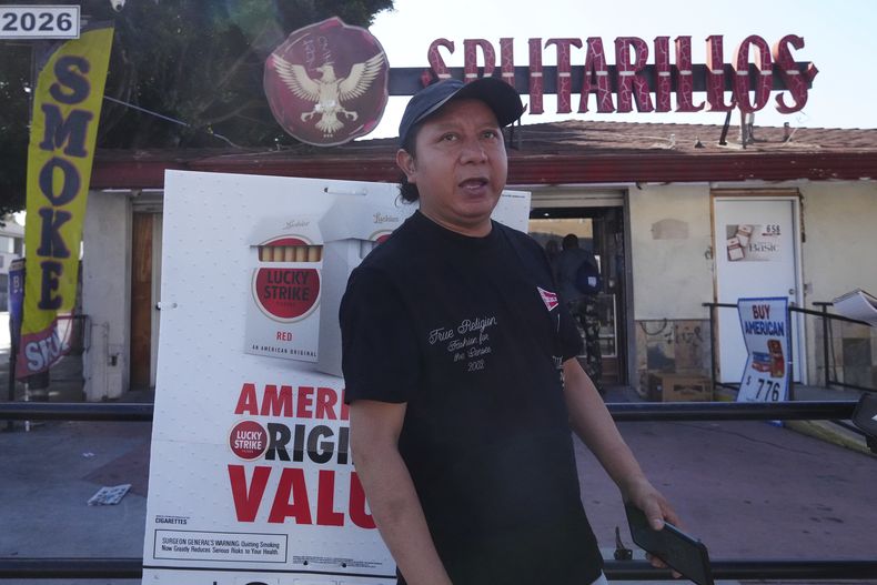 José Abel García, un inmigrante guatemalteco habla sobre las más recientes promesas del presidente Donald Trump de ampliar las deportaciones en ciudades con gobiernos demócratas, el lunes 16 de junio de 2025, en Los Ángeles. (AP Foto/Damian Dovarganes)