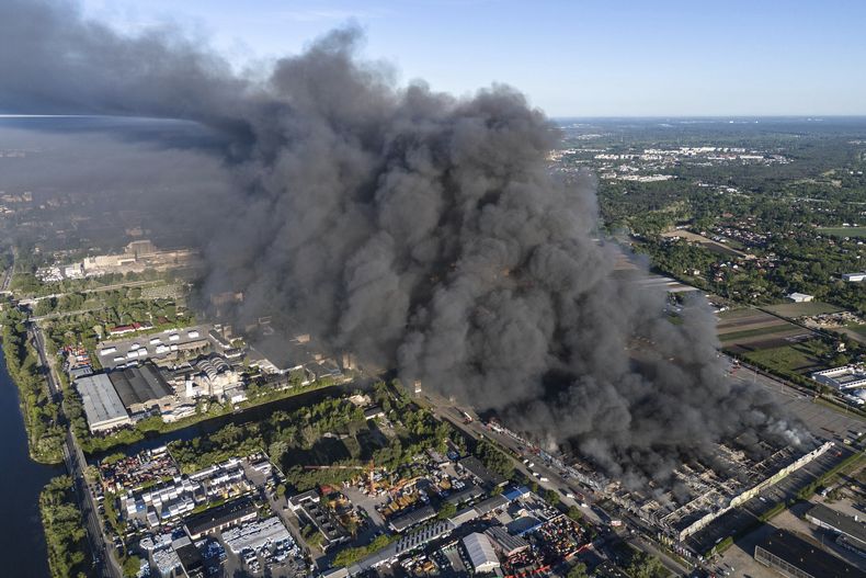 ARCHIVO - Un incendio arde en un gran complejo comercial en Varsovia, Polonia, el 12 de mayo de 2024. (AP Foto/Norbert Ofmanski, Archivo)