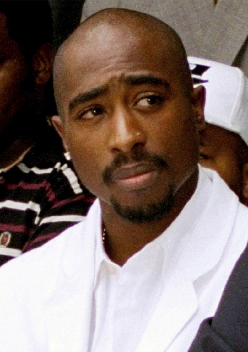 ARCHIVO - El rapero Tupac Shakur asiste a un evento de registro de votantes en Los Ángeles, el 15 de agosto de 1996. Duane Keffe D Davis, el exlíder de una pandilla del área de Los Ángeles acusado de asesinato de Shakur en 1996 en Las Vegas, podrá pagar una fianza y permanecer en arresto domiciliario antes de su juicio en junio dictó un juez el 9 de enero de 2024. (Foto AP/Frank Wiese, archivo)