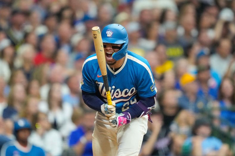 El venezolano William Contreras, de los Cerveceros de Milwaukee, reacciona tras conectar un elevado de sacrificio que produjo una carrera el viernes 28 de agosto de 2026, ante los Rangers de Texas (AP Foto/Kayla Wolf)