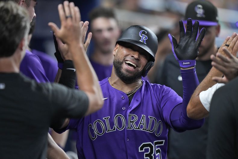 El venezolano Elías Díaz, de los Rockies de Colorado, festeja con sus compañeros luego de conseguir un jonrón el viernes 21 de julio de 2023, en el juego ante los Marlins de Miami (AP Foto/Wilfredo Lee)