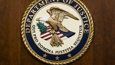 ARCHIVO - El sello del Departamento de Justicia en Washington, el 1 de agosto de 2023. (AP Foto/J. Scott Applewhite, Archivo)