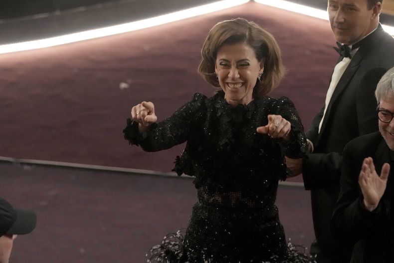Fernanda Torres ovaciona entre el público a Walter Salles durante los Oscar el domingo 2 de marzo de 2025 en el Teatro Dolby en Los Angeles. (Foto AP/Chris Pizzello)