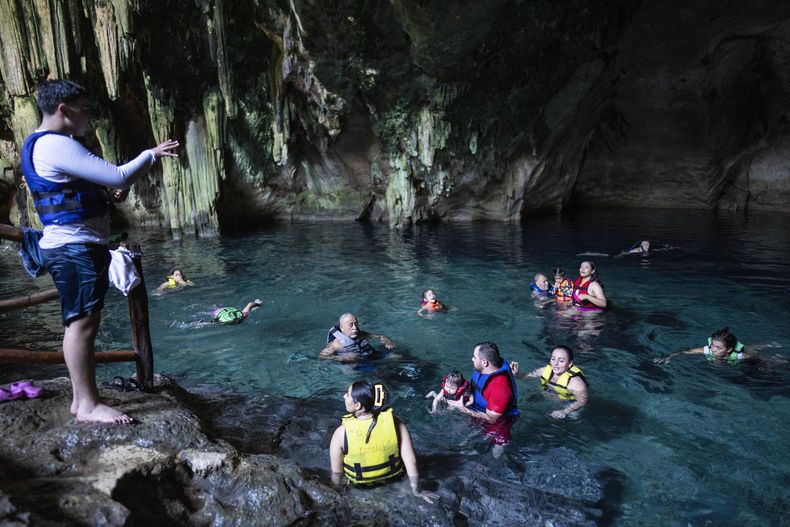 ARCHIVO - Turistas se relajan en el cenote Tza Jun Kat en Homún, México, el lunes 4 de marzo de 2024. (AP Foto/Rodrigo Abd, Archivo)