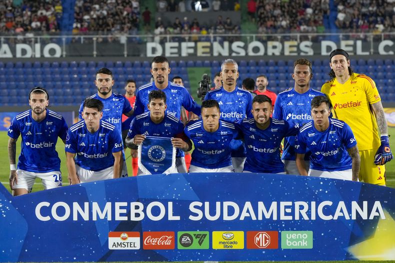 Los jugadores de Cruzeiro de Brasil previo al partido contra Libertad de Paraguay en los cuartos de final de la Copa Sudamericana, el jueves 19 de septiembre de 2024. (AP Foto/Jorge Saenz)
