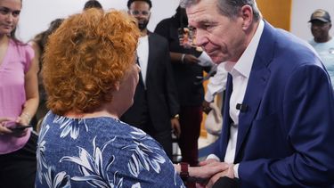 El exgobernador demócrata Roy Cooper, que se postula para el Senado de Estados Unidos, se da la mano con una mujer después de un acto de campaña en la Iglesia Africana Metodista Episcopal St. James en Goldsboro, Carolina del Norte, el jueves 10 de septiembre de 2026. (AP Foto/Allen G. Breed)